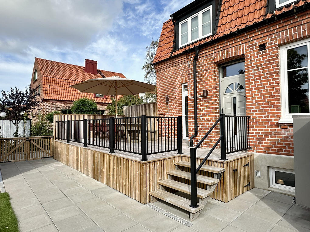 Smidesräcke med trappa. Bygga trappräcke. Underhållsfritt staket. Herrestad staket altanräcke Wernamo Design.