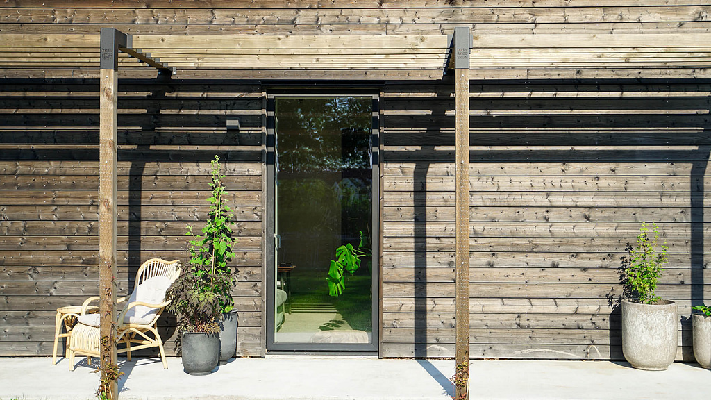 Väggmonterad pergola i trä med svarta pergolabeslag från Wernamo Design