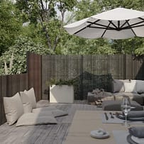 Högt staket med stående ribbor som är svarta