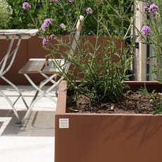 Blomlåda i corten som inte färgar av sig. Lackad i cortenlack. Stor Plant Box Kub med plantering.