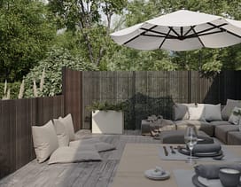 Högt staket med stående ribbor som är svarta