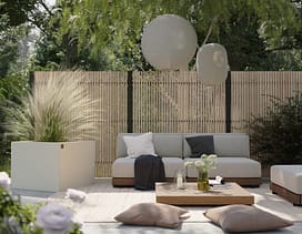 Staket med stående ribbor i trä.