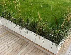 Plant Box Vinkel - Stort planteringskärl som insynsskydd vid pool - Sand kulör.