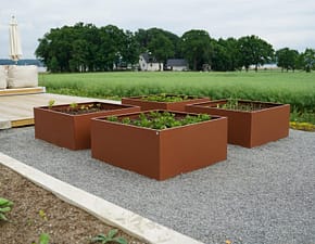 Odlingslåda Plant Box i corten i en odlingshörna.