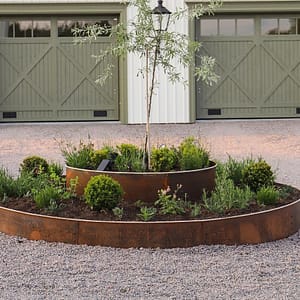 Cortenkant som en rondell. Lantlig entré.