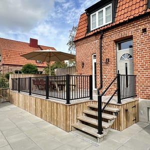 Smidesräcke med trappa. Bygga trappräcke. Underhållsfritt staket. Herrestad staket altanräcke Wernamo Design.