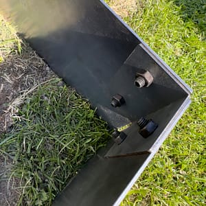 90° hörn av rabattkant corten av 2 mm cortenplåt. Enkelt att skapa hörn av rabattkant.