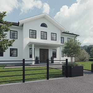 Svart staket i metall framför en vill med vit putsfasad.