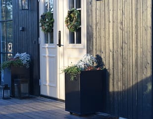 Plant Box 40x40 cm - svensktillverkat från Wernamo Design. Plantering vid entré.