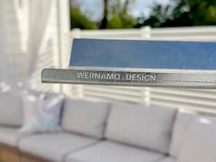 Detaljbild på hylla med logotype Wernamo Design.