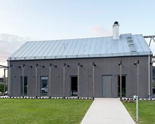 Bygga pergola med beslag som förenklar. Design och funktion för att bygga gångpergola. Svensk tillverkning av hög kvalité.