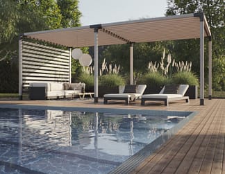 Fristående dubbel pergola med vägg vid pool.