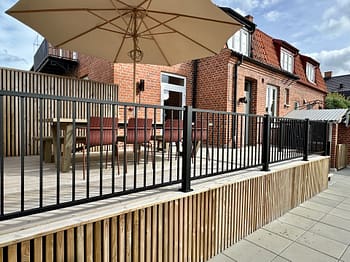 Staket Herrestad i svart kulör. Smidesräcke för eget montage. Billigt smidesräcke.