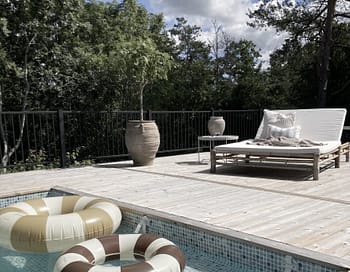 Hegn monteret rundt om en terrasse med pool