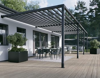 Stilren pergola som är monterad i vägg