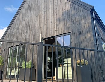 Herrestad-hegn på en terrasse foran huset