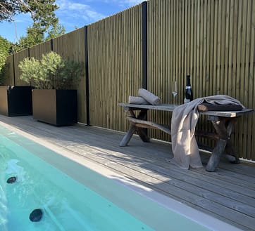 Ribbstaket Borgen med pool i förgrund.