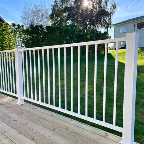 Underhållsfritt staket i vitt aluminium. Smidesräcke som du kan bygga själv.