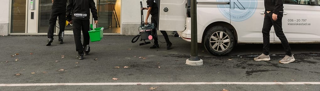 Fyra städare och en bil från klassiska städ.