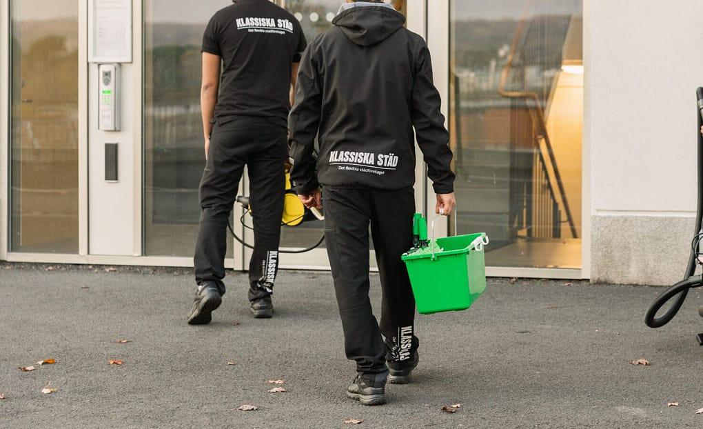 Ett team av lokalvårdare från ett städföretag redo för flyttstädning.