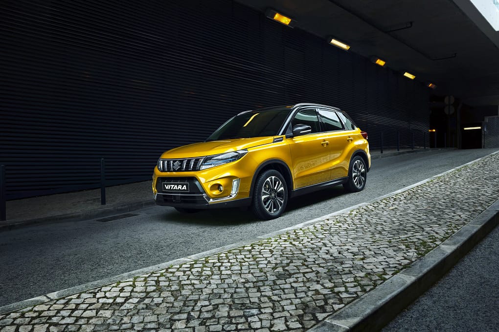 En gul Suzuki Vitara kör igenom en tunnel.