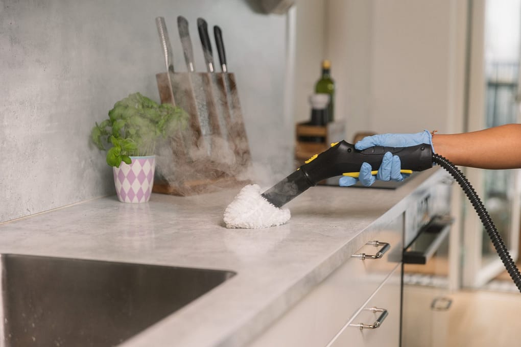 Ångrengöring av bänkskiva i samband med städning i hem eller kontor.