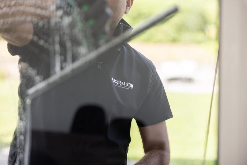 Fönsterputsare putsar fönster utifrån.