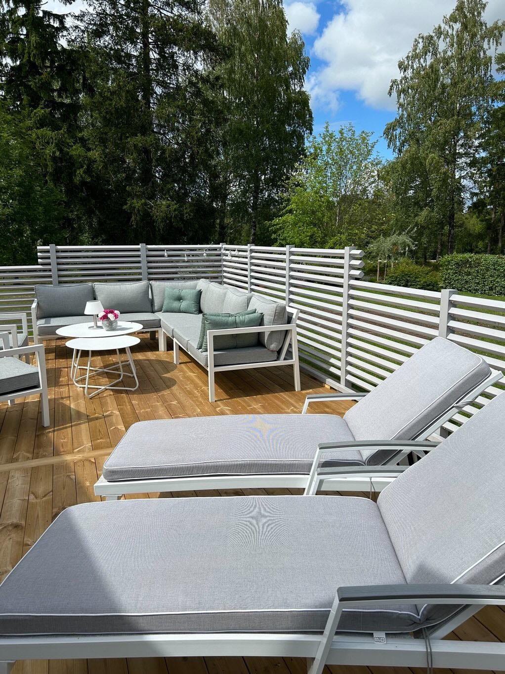 Grå hegn Drömminge på en altan.