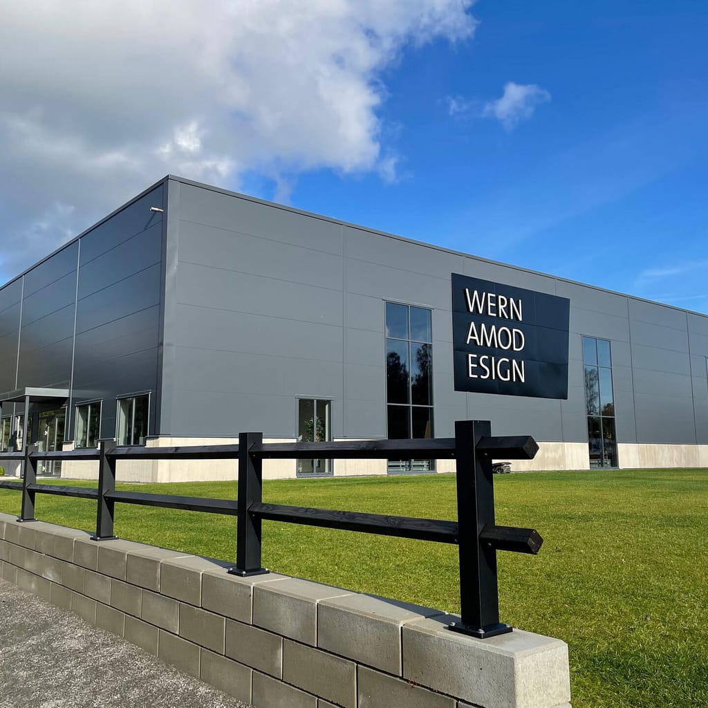 Wernamo Designs lager med staket Altofta i förgrunden.