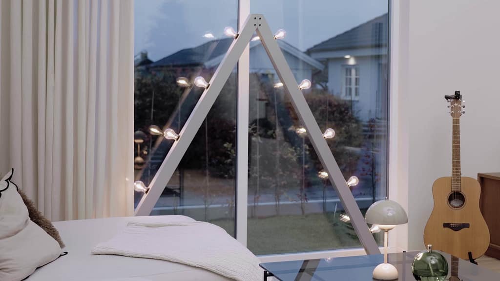 Ljusstake Ljuseveka i silvergrå med klassisk varmvit ton.