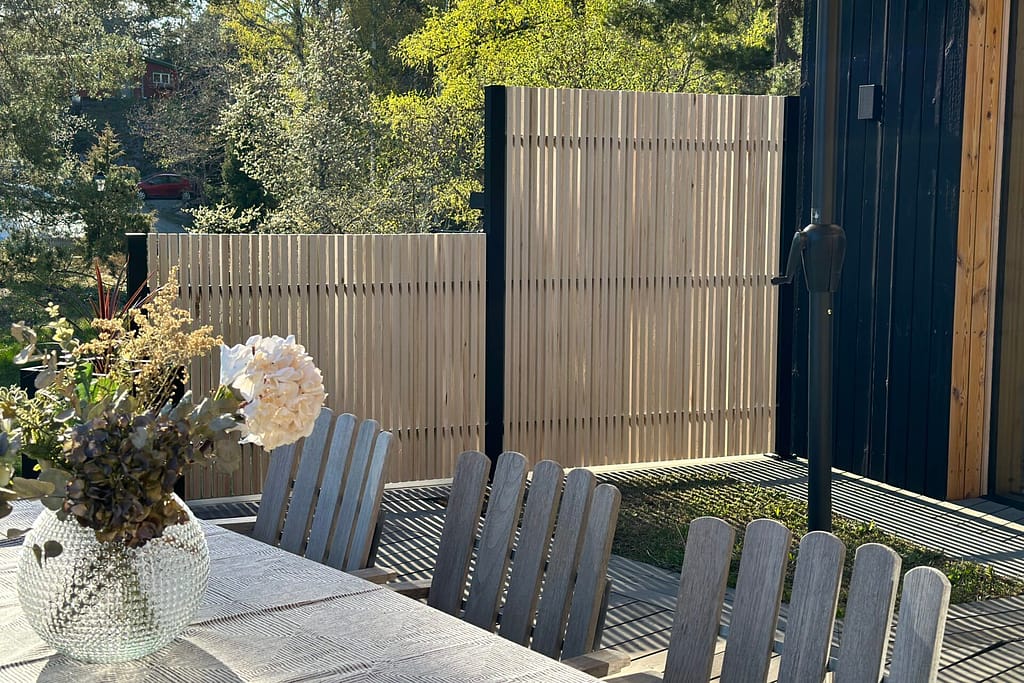 Ribbstaket Borgen – ett alternativ som kan användas som staket, avskärmning eller räcke, exempelvis mellan uteplatser vid flerfamiljsbostäder.