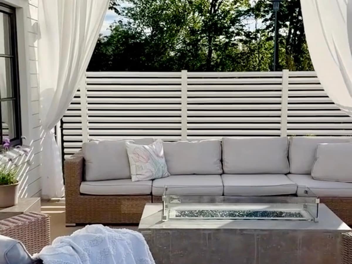 Stilrent och underhållsfritt räcke på uteplatsen. Skärmvägg vid utemöblerna.