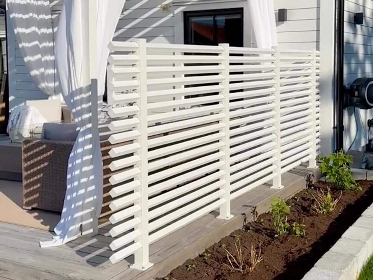 Staket Drömminge som avskärmning. Underhållsfritt staket som ger ett insynsskydd till altanen.