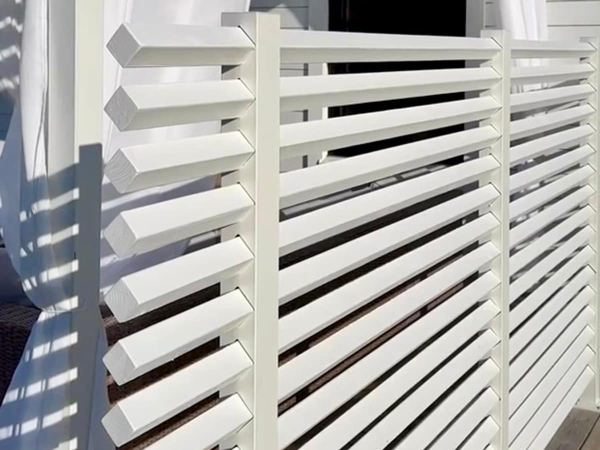 Detalj av staket Drömminge med vridna 45x45 mm reglar.