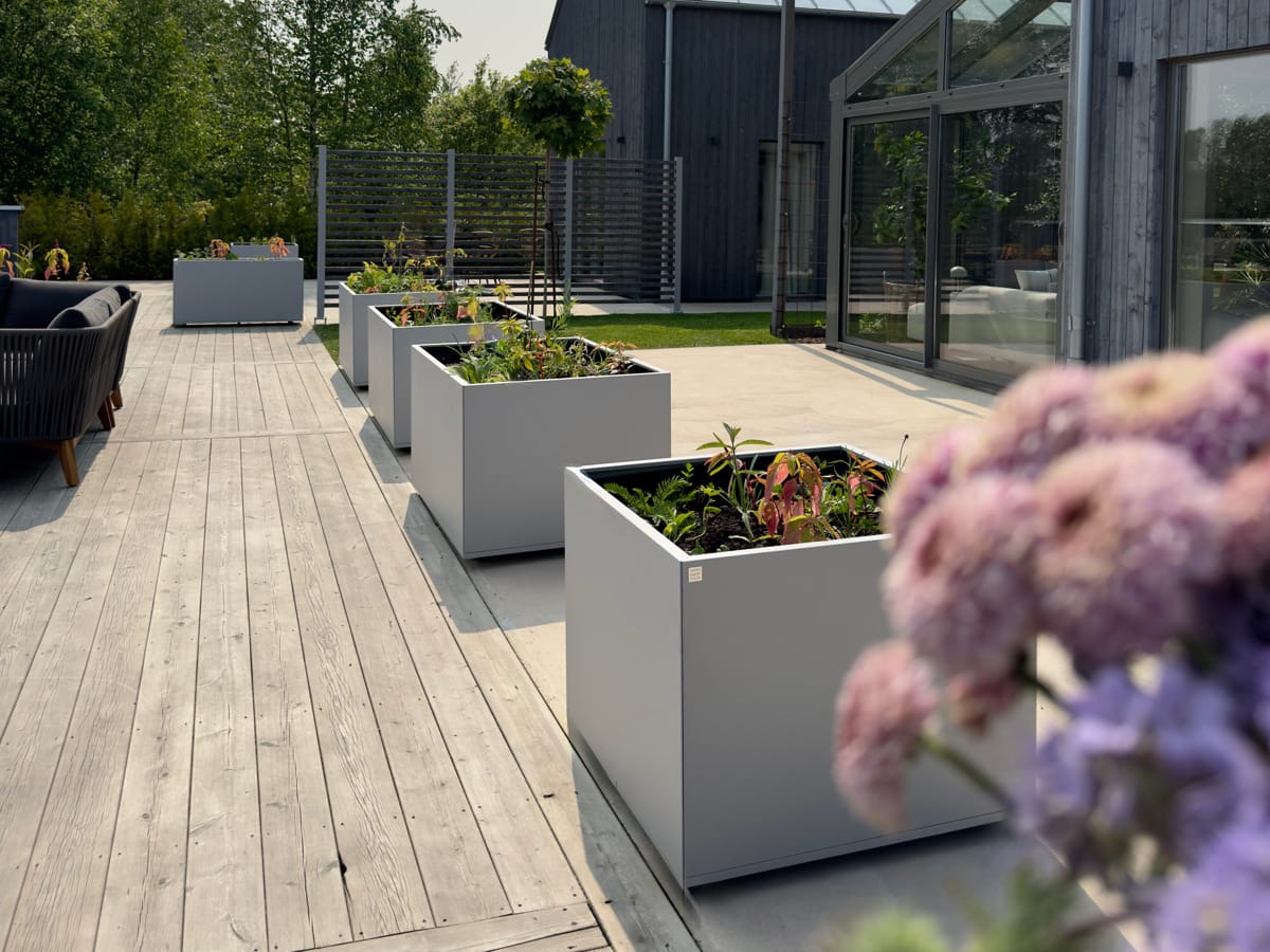 Stora krukor som inreder en uteplats.