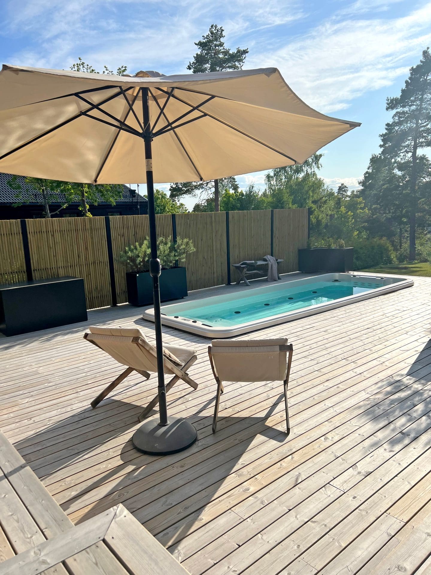 En härlig uteplats med ribbstaket Borgen i bakgrunden.