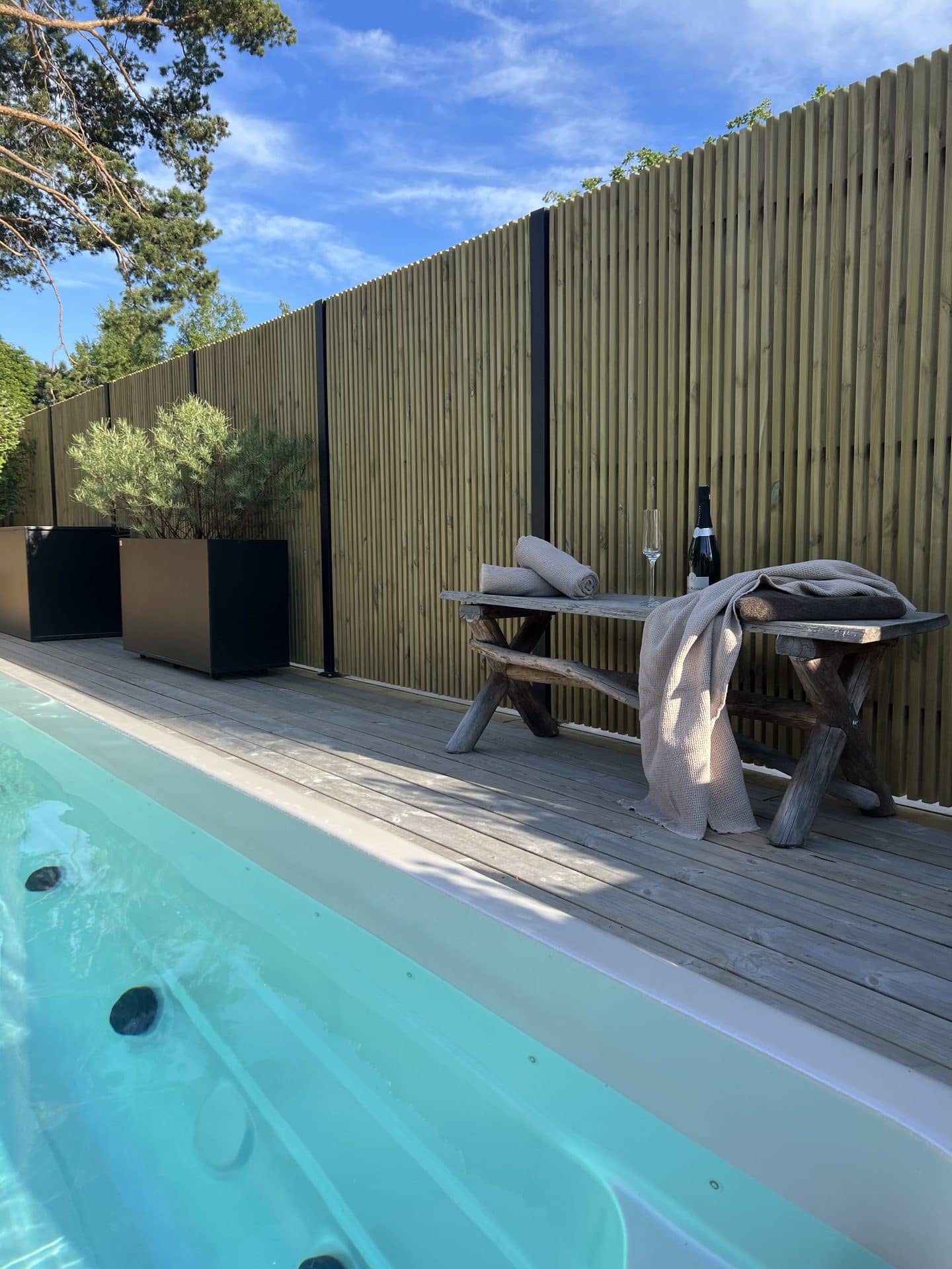 Ribbstaket Borgen med pool i förgrund.