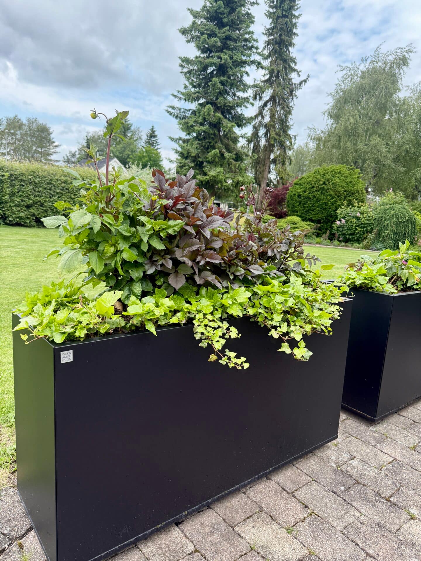 Planteringskärl som tål nordiskt klimat. Rumsavdelare på uteplatsen. Svart Plant Box.