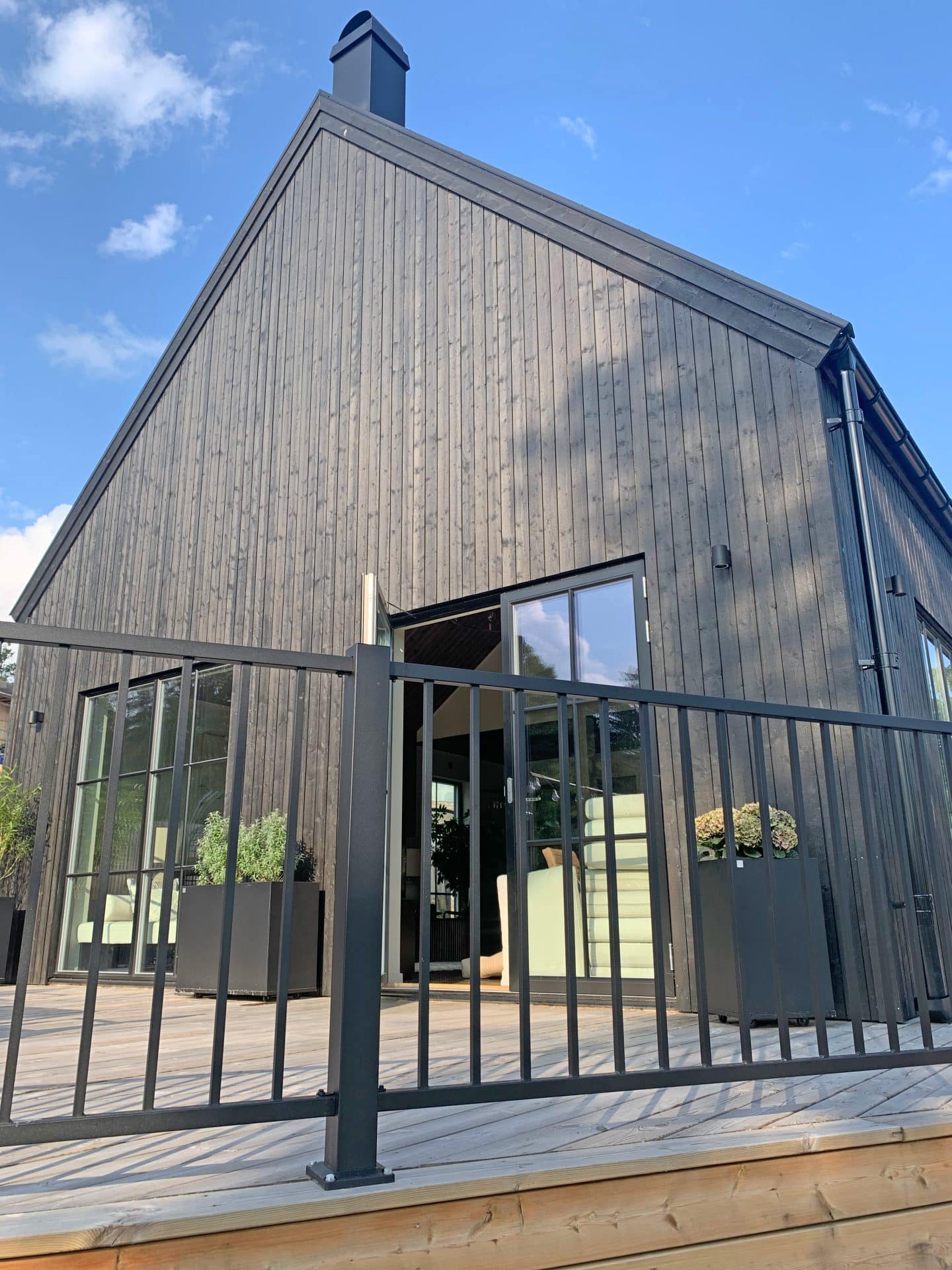 Herrestad-hegn på en terrasse foran huset