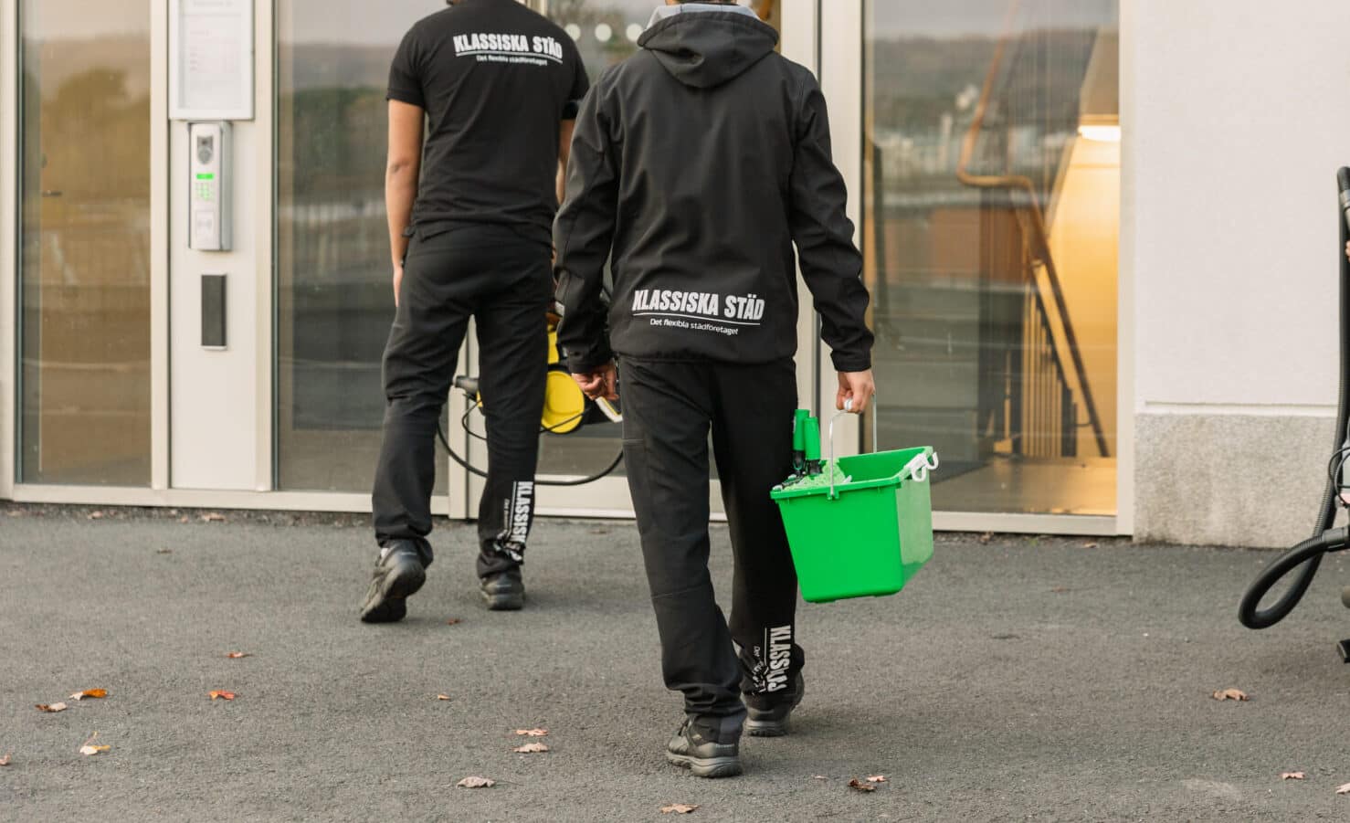 Ett team av lokalvårdare från ett städföretag redo för flyttstädning.