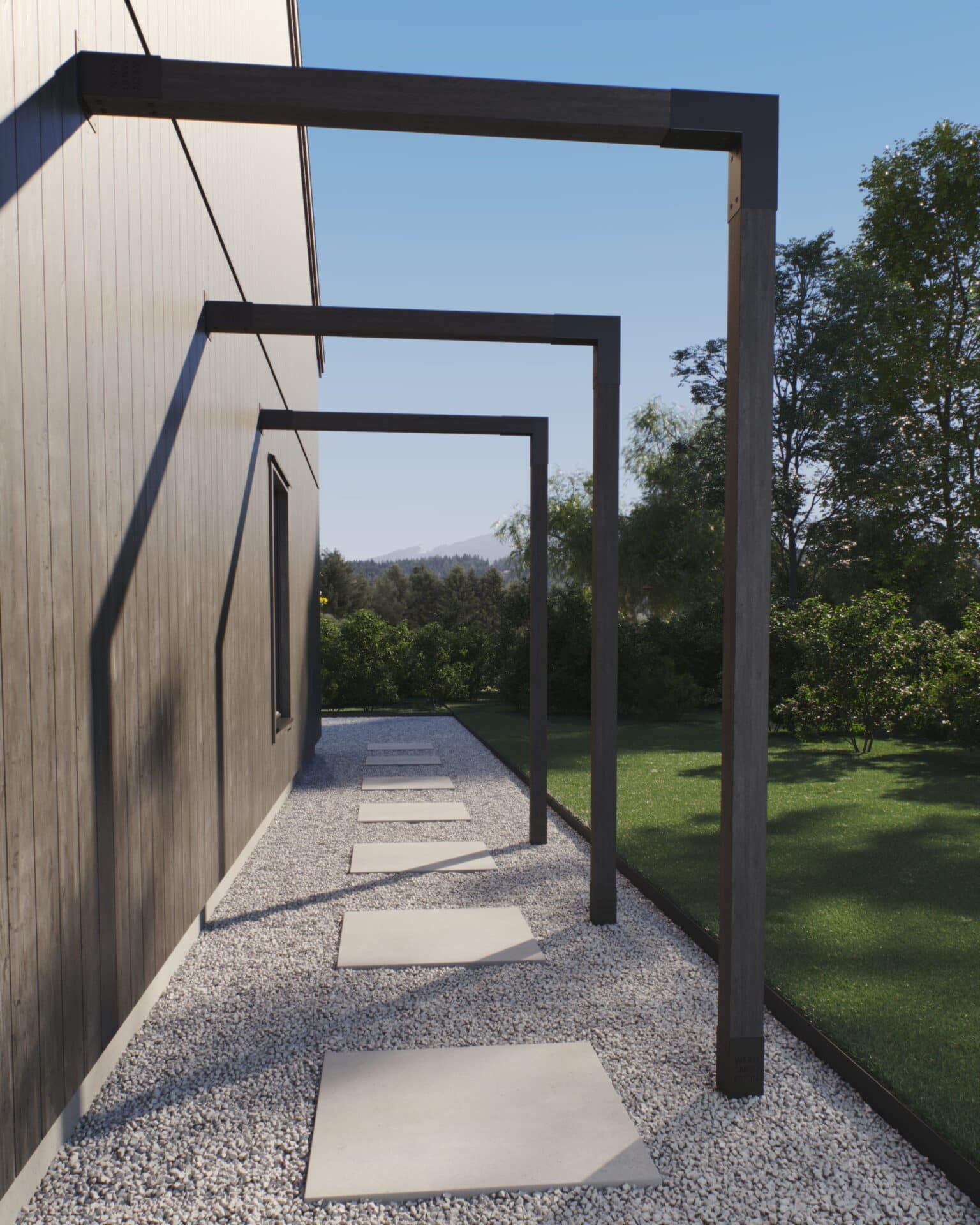 En snygg pergolagång som ramar in trädgården.