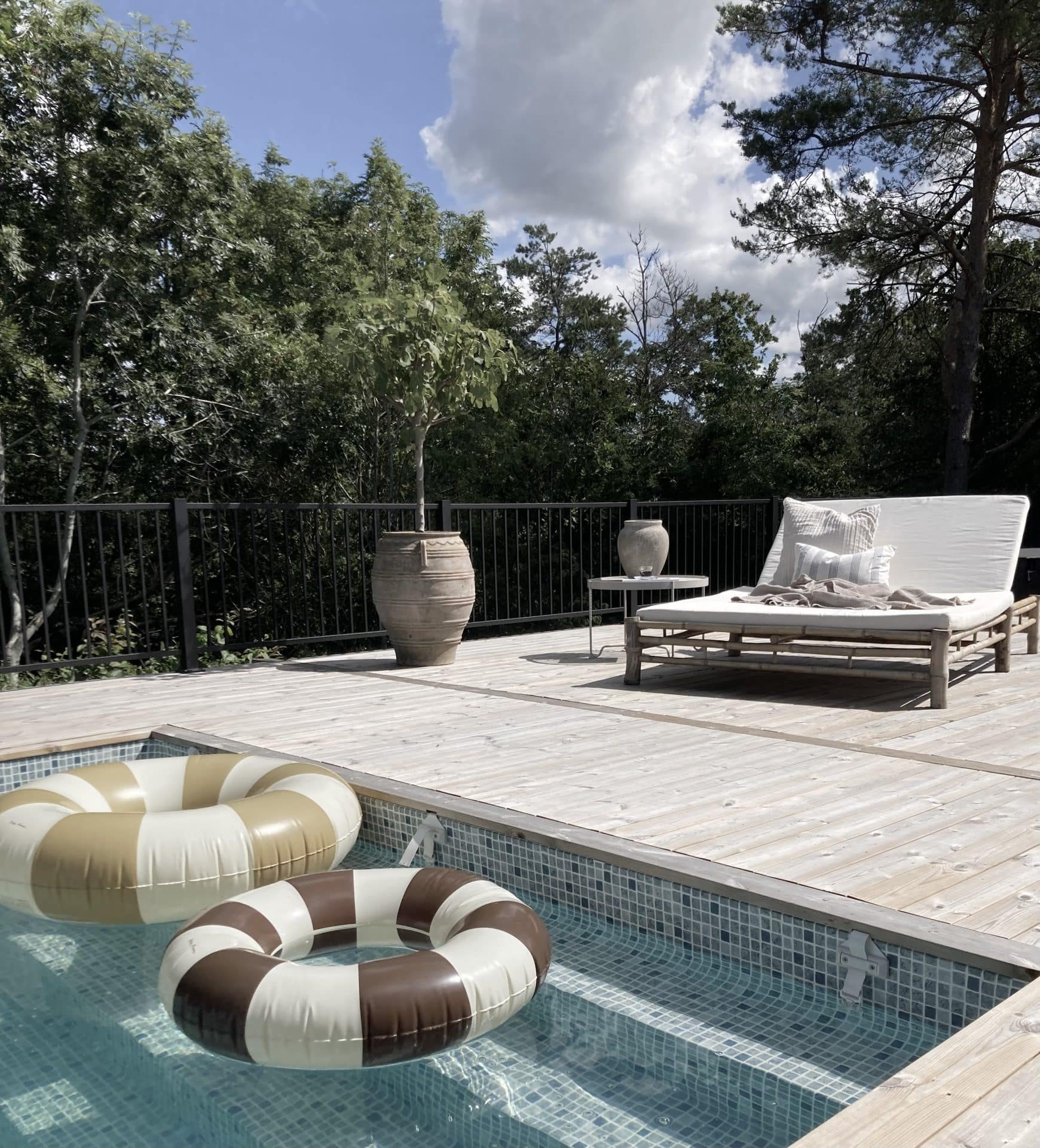 Hegn monteret rundt om en terrasse med pool