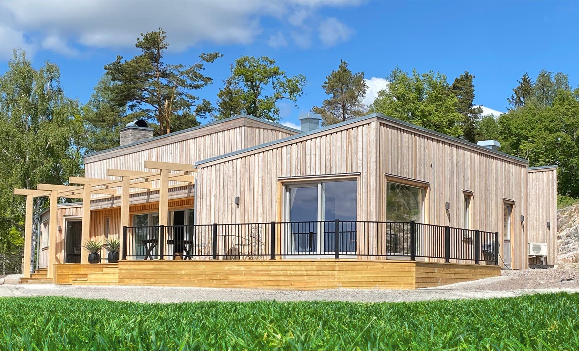 Staket Herrestad framför modernt hus i trä