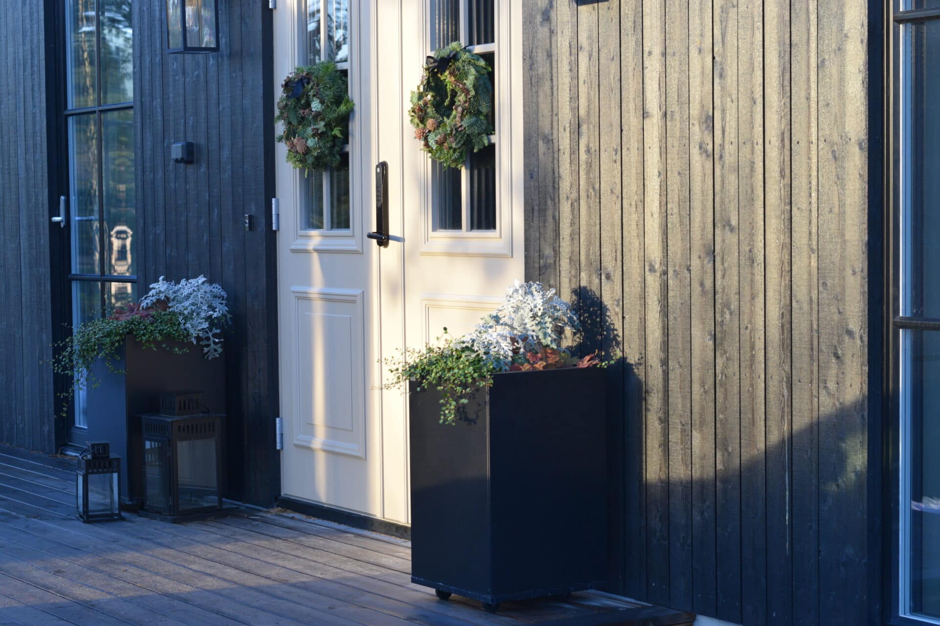 Plant Box 40x40 cm - svensktillverkat från Wernamo Design. Plantering vid entré.