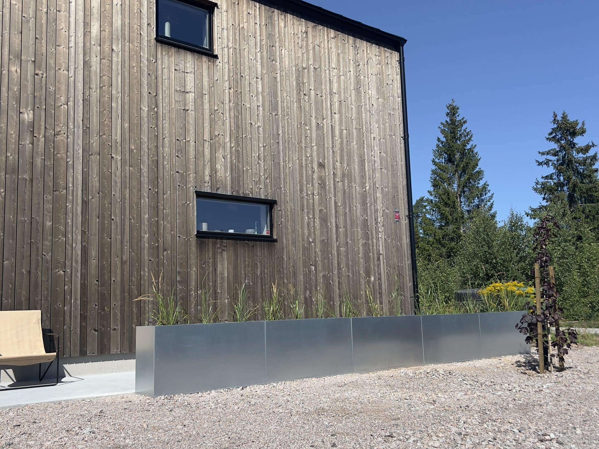 Glavad Plant Box med gräs planterat i.