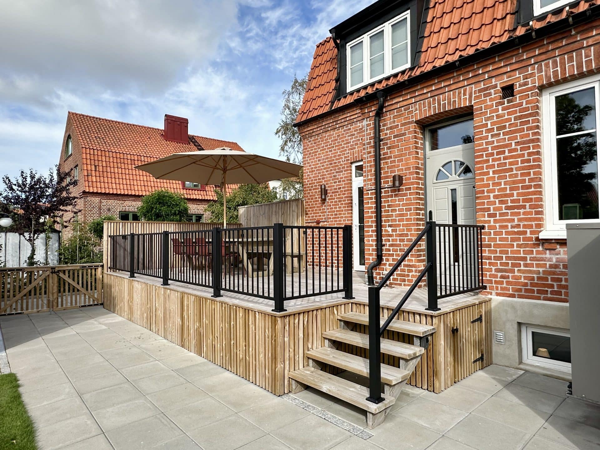 Smidesräcke med trappa. Bygga trappräcke. Underhållsfritt staket. Herrestad staket altanräcke Wernamo Design.