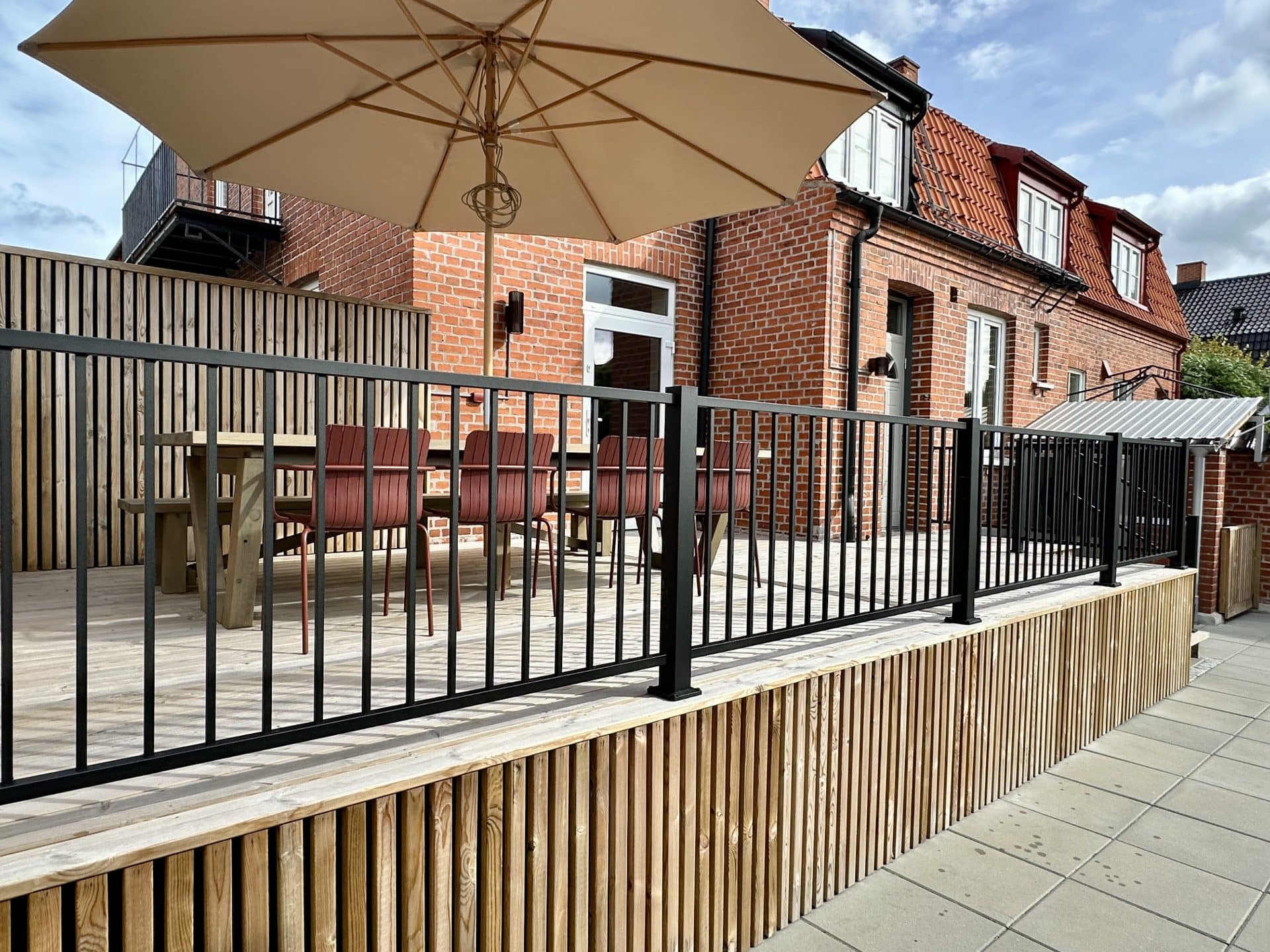 Staket Herrestad i svart kulör. Smidesräcke för eget montage. Billigt smidesräcke.