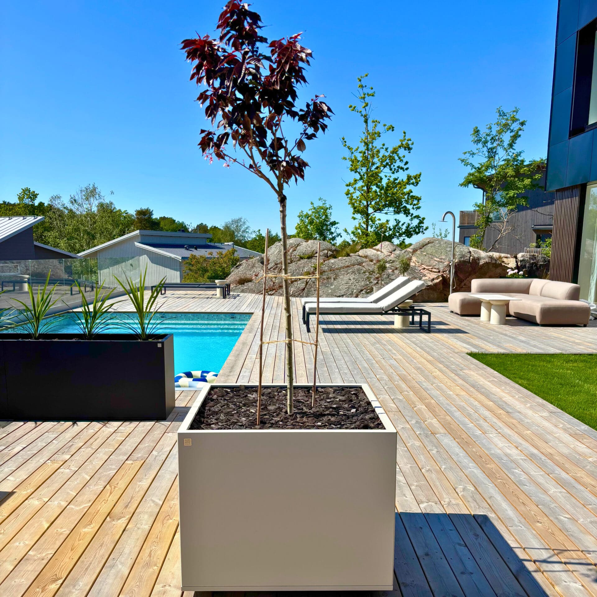 Stor kruka för utomhusbruk. Kruka för träd och buske. Planteringsbox i hög kvalite. Plant Box tillverkad i Sverige. Plantera på uteplatsen. Skapa rum.