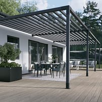 Stilren pergola som är monterad i vägg