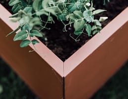 Detalj av ett hörn på Plant Box odlingslåda i cortenlack. Svensktillverkade blomlådor.